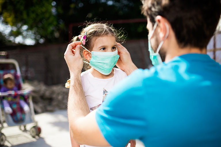 Chủ động đeo khẩu trang khi đi ra ngoài để phòng tránh một số tác nhân gây bệnh đường hô hấp