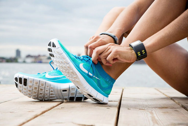 Lựa chọn đôi giày thể thao chuyên dùng chạy bộ để bảo vệ khớp gối, cơ, bàn chân và dây chằng