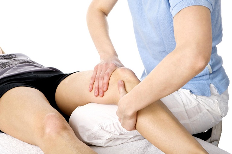 massage điều trị sưng đầu gối