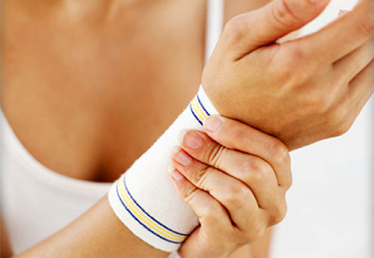 Viêm khớp cổ tay có thể khởi phát sau khi vùng cổ tay bị chấn thương