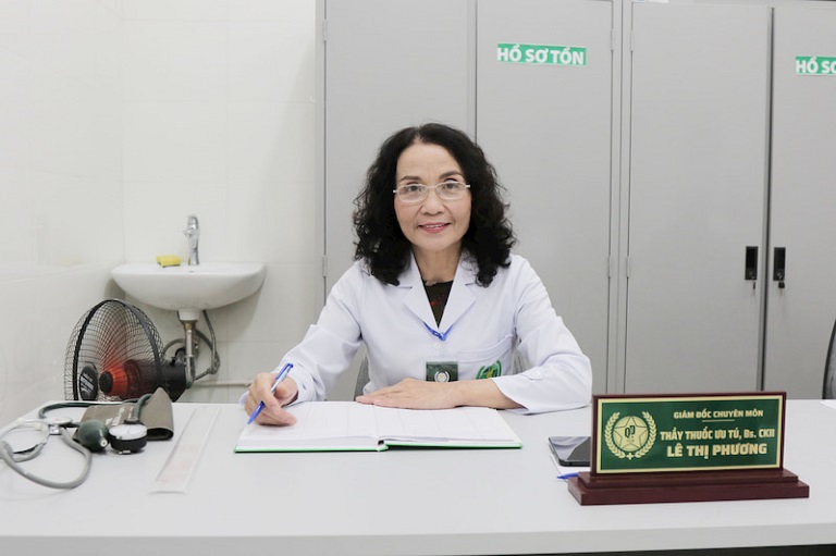 Bác sĩ Lê Phương Quân dân 102 là người trực tiếp thăm khám, điều trị, giúp chị Hồng Anh "thoát khỏi" viêm da thành công Bác sĩ Lê Phương Quân dân 102 là người trực tiếp thăm khám, điều trị, giúp chị Hồng Anh "thoát khỏi" viêm da thành công