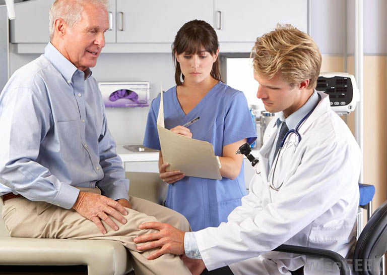 Chủ động thăm khám để nắm rõ tình trạng sức khỏe xương khớp gối khi bị thoái hóa, dựa vào đó bác sĩ đưa ra phác đồ điều trị phù hợp
