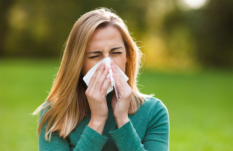 Triệu chứng hắt hơi liên tục, chảy nhiều nước mũi do bệnh viêm mũi dị ứng gây ra luôn làm bạn khó chịu và mệt mỏi