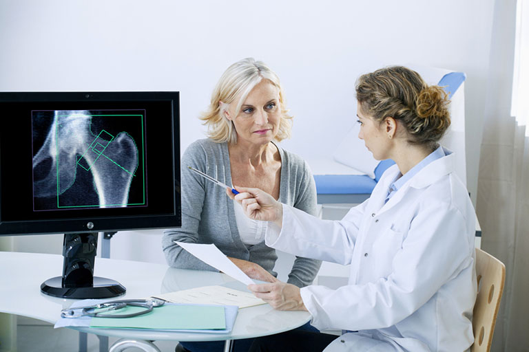 Người bệnh viêm khớp dạng thấp cần chủ động hơn trong việc thăm khám để theo dõi tình trạng xương khớp cũng như phát hiện sớm các nguy cơ mà người bệnh có thể mắc phải