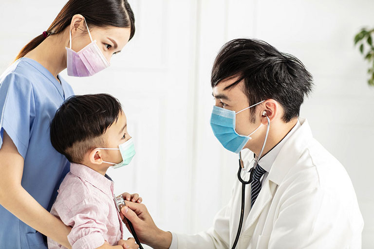 Đưa trẻ gặp bác sĩ tai mũi họng khi trẻ có những triệu chứng lâm sàng của bệnh viêm mũi dị ứng