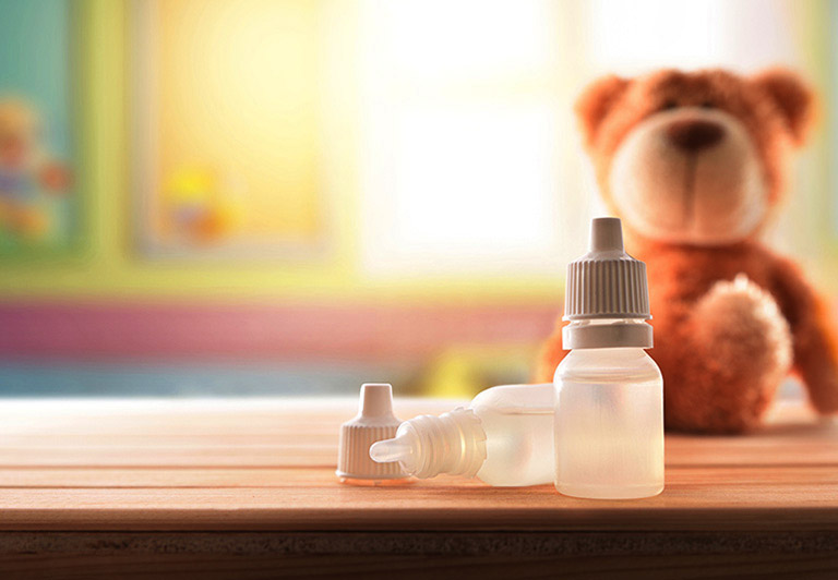 Sử dụng thuốc nhỏ mũi để vệ sinh mũi, làm loãng chất nhầy và loại bỏ bụi bẩn theo sự hướng dẫn của bác sĩ