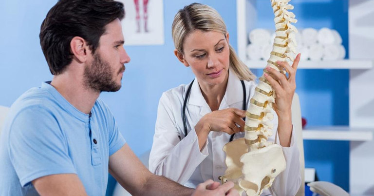 Tiến hành thăm khám chuyên khoa xương khớp nếu có các triệu chứng bất thường tại cột sống