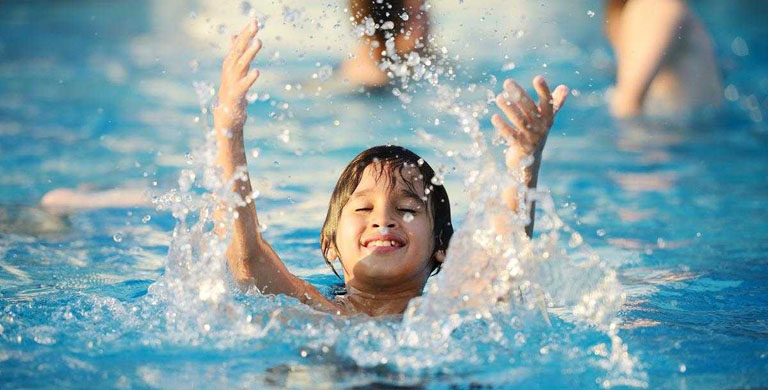 Nên khuyến khích trẻ bị viêm khớp dạng thấp thiếu niên dành thời gian bơi lội mỗi ngày