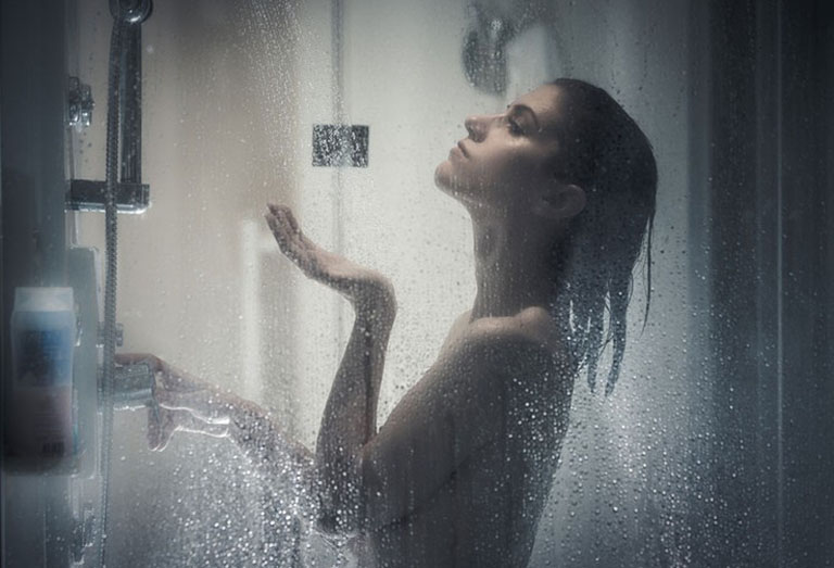 Tắm nước ấm giúp giảm bớt triệu chứng khó chịu do bệnh gây ra