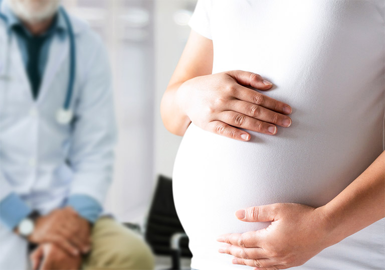 Phụ nữ đang mang thai hoặc nghi ngờ có thai không nên lựa chọn phương án điều trị bệnh trĩ bằng thủ thuật tiêm xơ búi trĩ