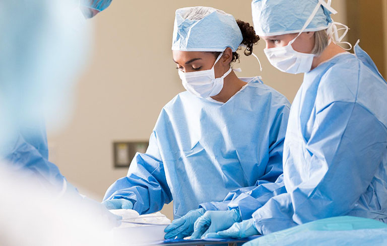 Phẫu thuật loại bỏ búi trĩ được chỉ định thực hiện đối với các trường hợp bị trĩ ngoại tắc mạch ở giai đoạn nặng hoặc không đáp ứng với thuốc đặc trị