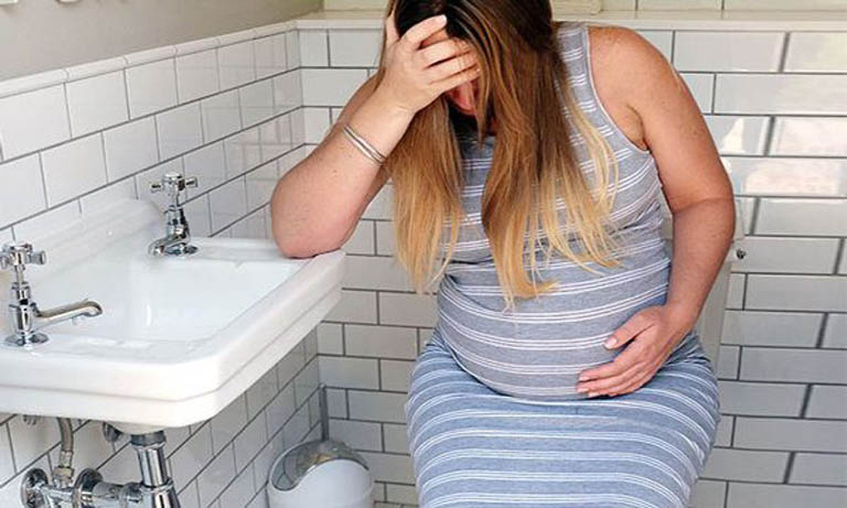 Cảm giác mót rặn là triệu chứng thường gặp khi bị sa búi trĩ ở thai phụ