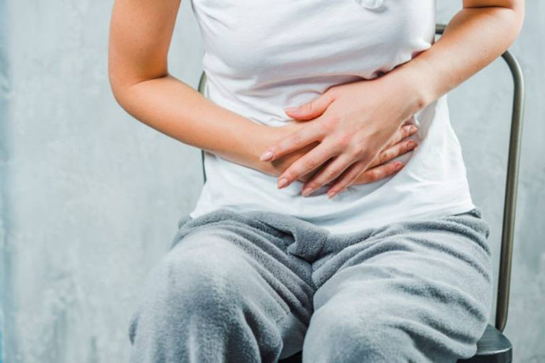 Viêm đại tràng giả mạc gây ra cơn đau quặn bụng khiến người bệnh cảm thấy rất khó chịu