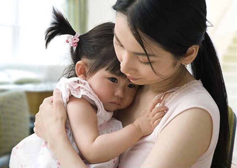 Quá trình trị bệnh cho con không hiệu quả khiến Hà mệt mỏi, suy sụp (Ảnh minh họa)