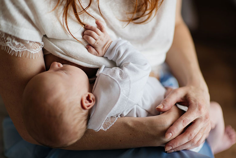 Nên cho trẻ bú sữa mẹ thường xuyên giúp nâng cao sức đề kháng và tăng khả năng chống chọi lại với bệnh tật