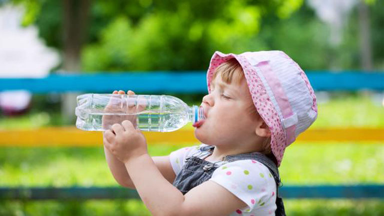 Mẹ nên cho trẻ uống nhiều nước khi bị viêm phế quản giúp giảm nhẹ các triệu chứng của bệnh
