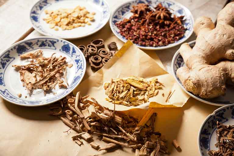 Bài thuốc Đông y chữa viêm amidan kèm triệu chứng đau họng