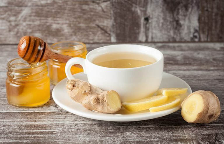 Uống nước gừng pha mật ong vào mỗi buổi sáng giúp hỗ trợ cải thiện các triệu chứng của bệnh