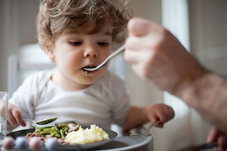 Bổ sung đầy đủ dưỡng chất cho bé thông qua chế độ ăn uống trong suốt khoảng thời gian trị bệnh