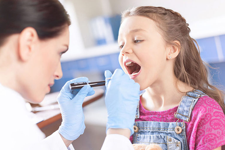 Đưa trẻ đi thăm khám chuyên khoa ngay khi có dấu hiệu của bệnh để được hướng dẫn xử lý đúng cách