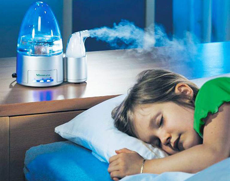 Khi cho trẻ nằm trong phòng điều hòa mẹ nên sử dụng thêm máy cấp ẩm không khí 
