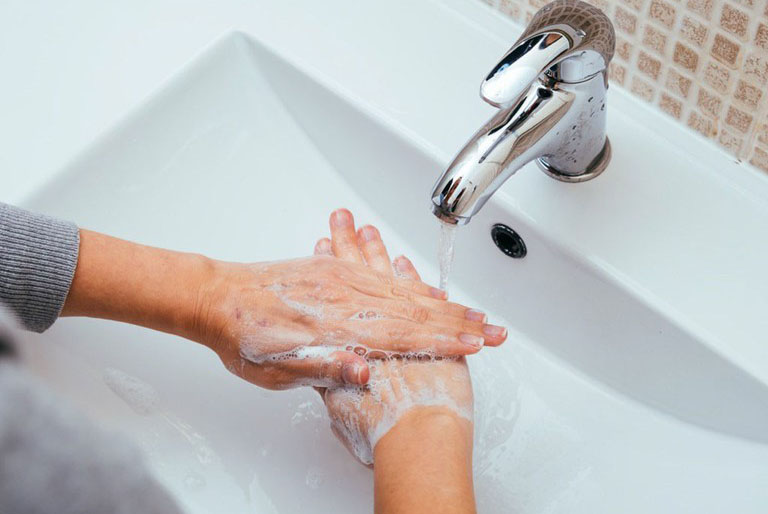 Rửa tay bằng xà phòng đúng cách giúp loại bỏ tác nhân gây hại bám trên mà mắt thường không nhìn thấy được