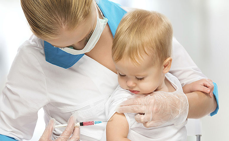 Nên cho trẻ tiêm vacxin phòng ngừa bệnh theo đúng quy định của Bộ y tế nước nhà