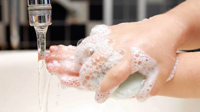 Tập cho trẻ thói quen rửa tay bằng xà phòng giúp loại bỏ vi khuẩn và tác nhân gây hại trên tay