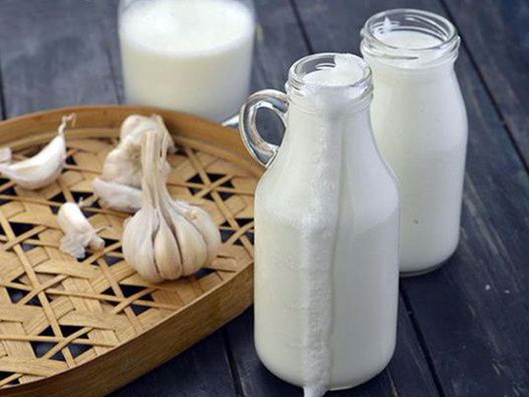 Sữa tỏi là thức uống dinh dưỡng hỗ trợ điều trị các triệu chứng của bệnh viêm họng khá tốt