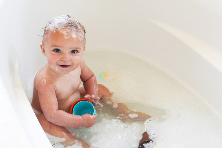 Trẻ nhỏ bị viêm phế quản nên tắm rửa mỗi ngày để loại bỏ bụi bẩn, vi khuẩn gây hại cũng như thư giãn cơ thể nhưng cha mẹ cần tắm cho trẻ đúng cách