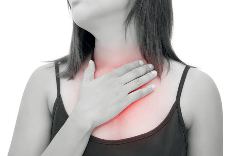 Trường hợp viêm họng do trào ngược dạ dày sẽ có thêm triệu chứng đau nóng và rát vùng ngực