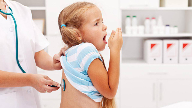 Trẻ bị viêm phế quản co thắt thường có triệu chứng ho nhiều và do dai dẳng kéo dài
