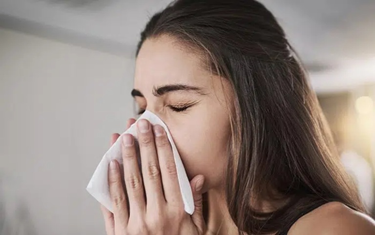 Hắt hơi là triệu chứng thường gặp khi viêm phế quản phổi đang trong thời gian ủ bệnh
