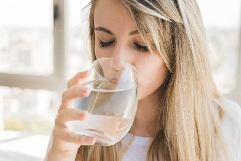 Uống nhiều nước ấm giúp giảm nhẹ cảm giác khó chịu bên trong vòm họng do bệnh gây ra