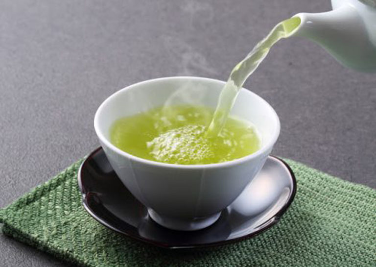 Hãm trà lá bàng uống mỗi ngày giúp cải thiện các triệu chứng khó chịu do bệnh gây ra