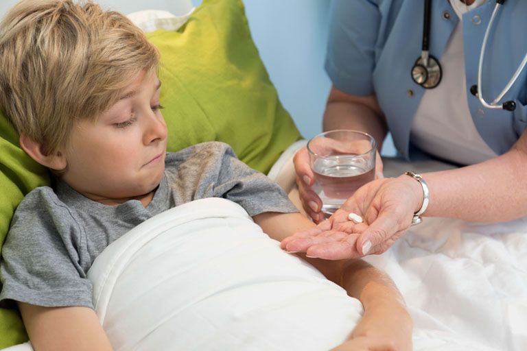 Cho trẻ dùng thuốc Tây y cải thiện triệu chứng đối với những trường hợp bệnh trung bình hoặc nặng