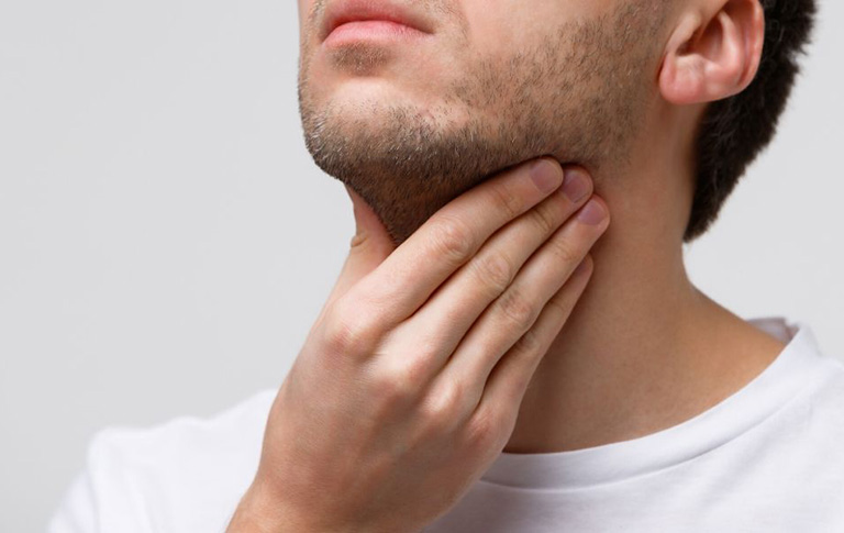 Có cảm giác khô rát, nóng họng, khó nuốt nước bót là triệu chứng thường gặp của viêm amidan cấp