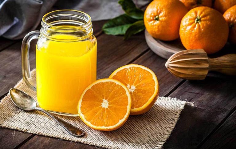 Nước cam có tác dụng tăng cường hệ miễn dịch, chống viêm và hỗ trợ làm giảm các triệu chứng do bệnh viêm phế quản gây ra