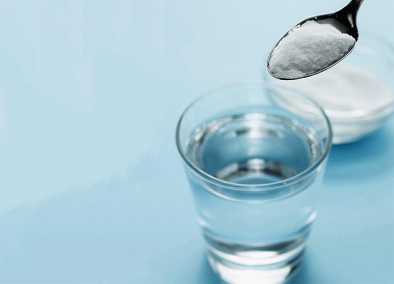 Súc miệng bằng nước muối ấm hoặc nước muối sinh lý mỗi ngày để hỗ trợ điều trị viêm amidan khi mang thai