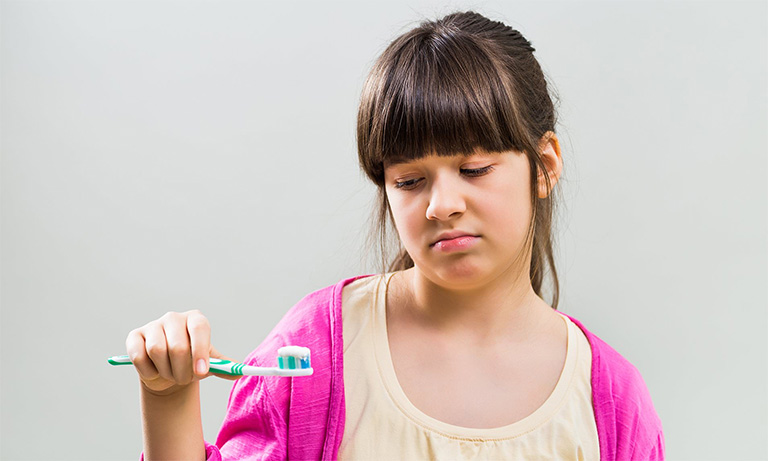 Thói quen vệ sinh răng miệng kém có thể là nguyên nhân gây viêm họng kèm ho nhiều ở trẻ nhỏ