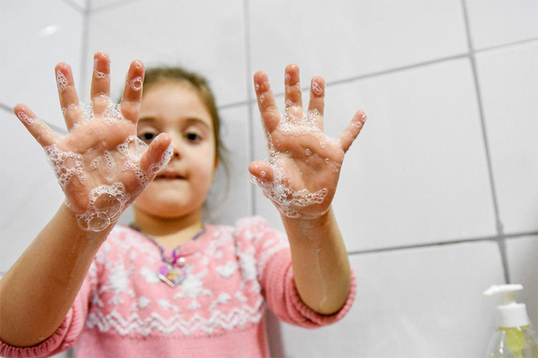 Nhắc nhở và hướng dẫn con trẻ vệ sinh tay sạch sẽ bằng xà phòng, nhất là trước khi ăn và sau khi đi vệ sinh