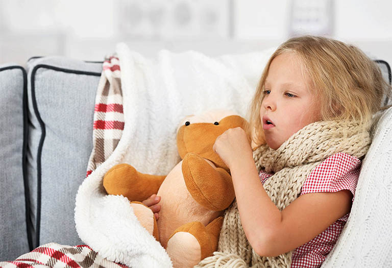 Cha mẹ cần làm gì khi bé con bị viêm họng kèm ho nhiều, cơ thể thường xuyên mệt mỏi?