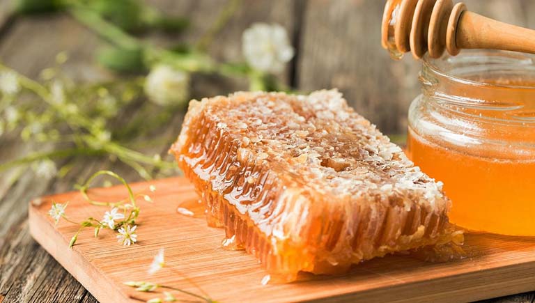 Để quá trình điều trị đau dạ dày có thể nhanh chóng mang lại hiệu quả bạn nên dùng kết hợp nghệ trắng với mật ong