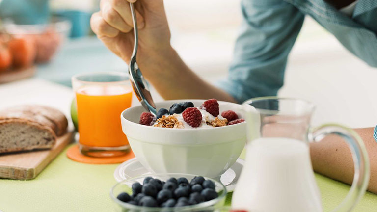 Khi bị đau dạ dày nên ăn gì vào buổi sáng để tránh ảnh hưởng đến quá trình điều trị bệnh