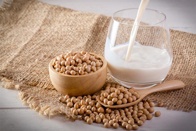 Sữa đậu nành là loại thức uống chứa nhiều dưỡng chất có lợi nên rất tốt cho sức khỏe của con người