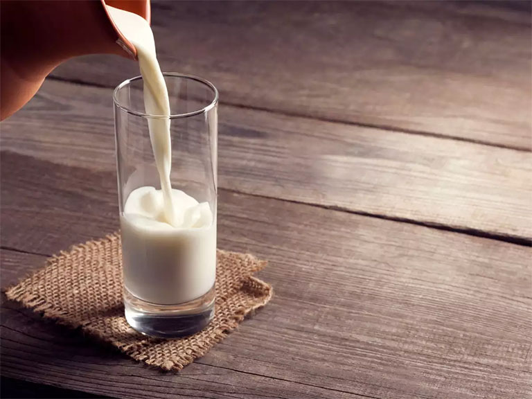 Người đau dạ dày hoàn toàn uống được sữa nhưng cần uống đúng loại và uống đúng cách