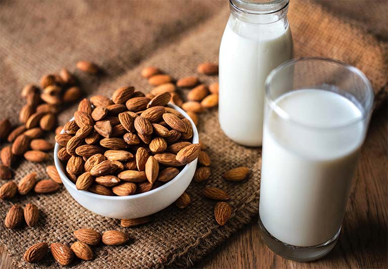 Sữa hạnh nhân vừa có công dụng bổ dưỡng chất cho cơ thể vừa hỗ trợ điều trị bệnh đau dạ dày