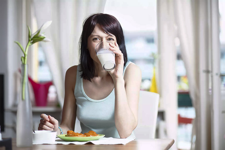 Người bị đau dạ dày nên uống sữa sau bữa ăn chính hoặc bữa ăn nhẹ, tuyệt đối không uống sữa khi bụng đói