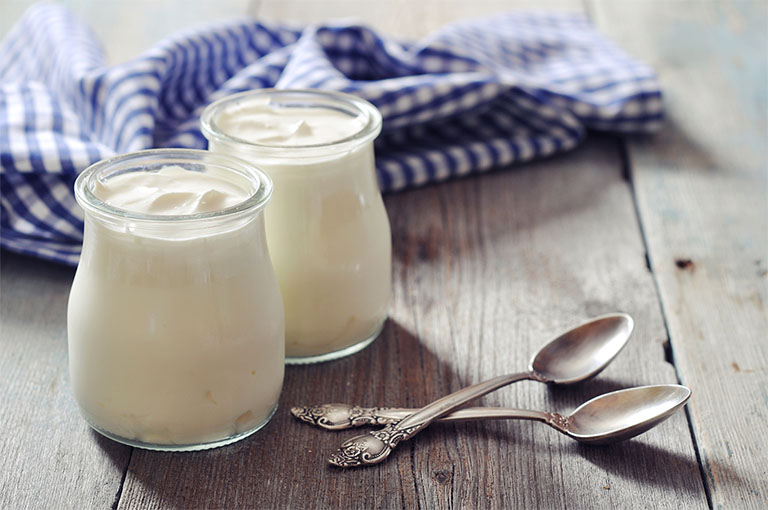 Hàm lượng acid lactic dồi dào trong sữa chua giúp ức chế chủng khuẩn gây bệnh đường ruột và hỗ trợ trung hòa dịch vị trong dạ dày