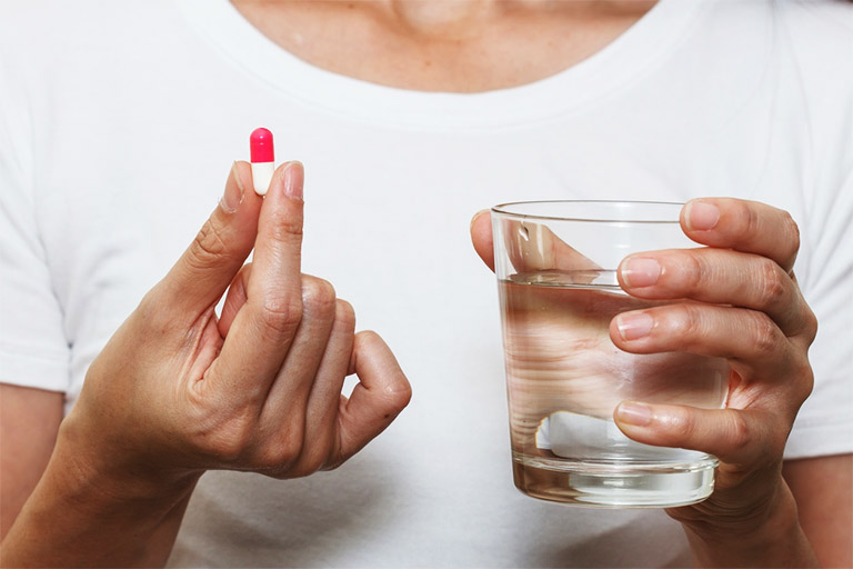 Dùng thuốc Omeprazol để uống trực tiếp cùng với cốc nước lọc hay nước sôi để nguội, không dùng thuốc để ngậm tan dưới lưỡi